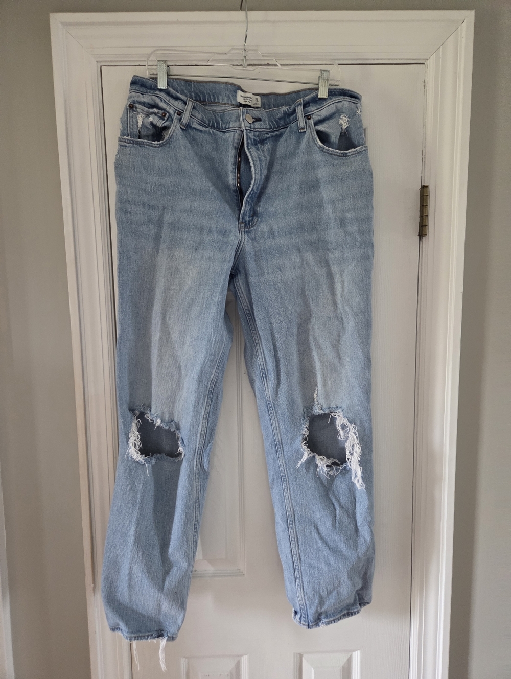 Abercrombie & Fitch The 90's Straight Ultra High Rise Ripped Knee Jeans